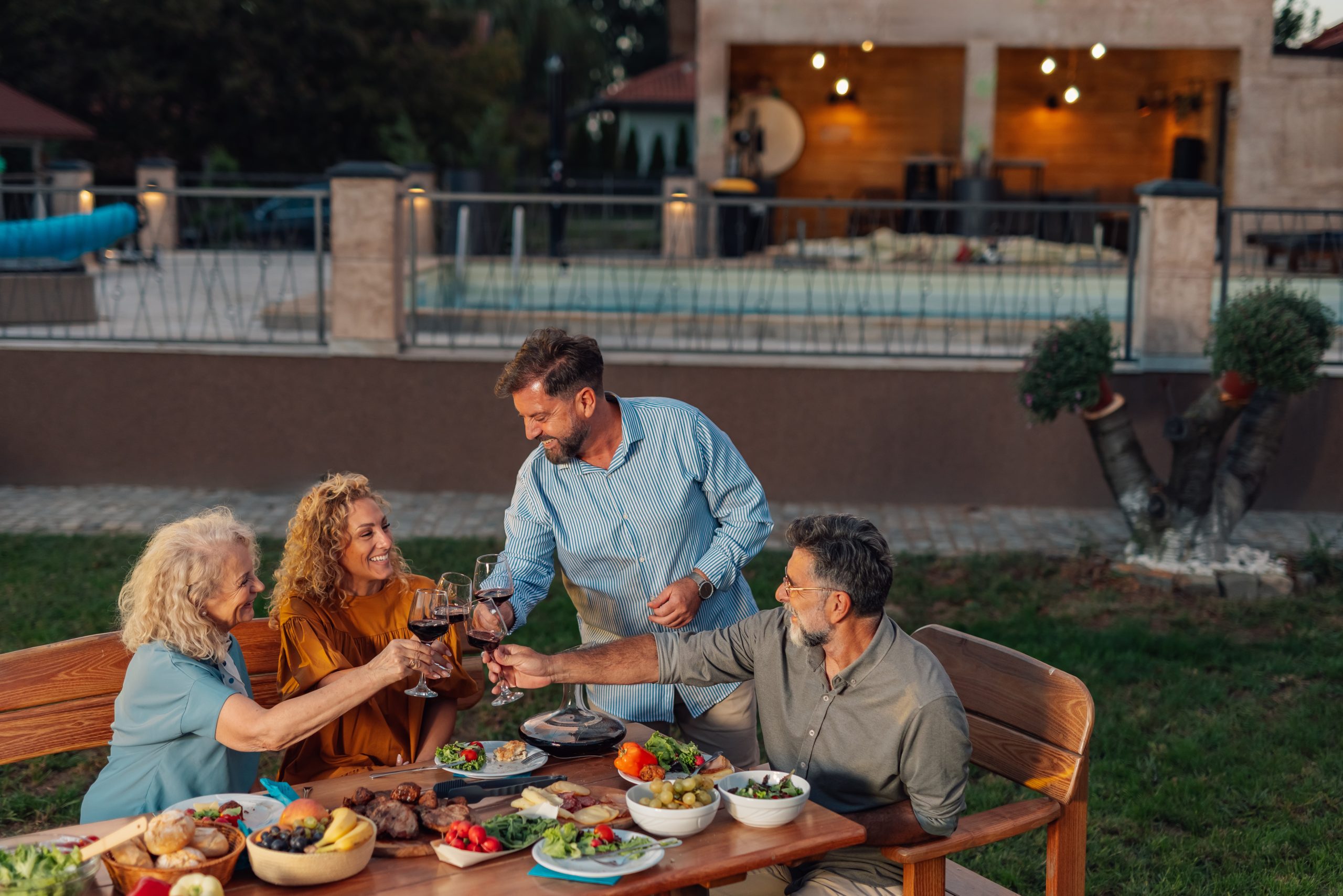 alegre familia reunida para el almuerzo scaled